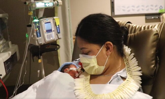 Lavinia "Lavi" Mounga mit ihrem neugeborenen Baby. Quelle: YouTube Screenshot