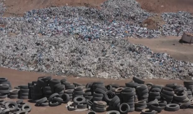 Müllhalde für Kleidung. Quelle: YouTube Screenshot