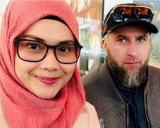 Wunderbare Familie: die junge Frau aus Malaysia und der Mann aus Schweden haben sehr schöne Töchter