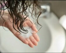 Die junge Frau wäscht ihre Haare seit zwei Jahren ohne Shampoo: wie ihre Haare jetzt aussehen