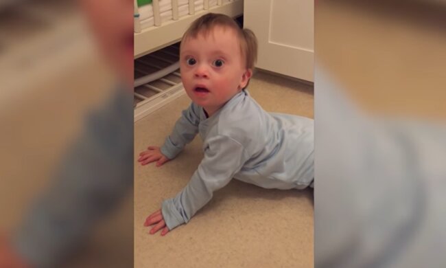 Ein besonderer Junge überzeugt alle mit seinem Lächeln. Quelle: Youtube Screenshot