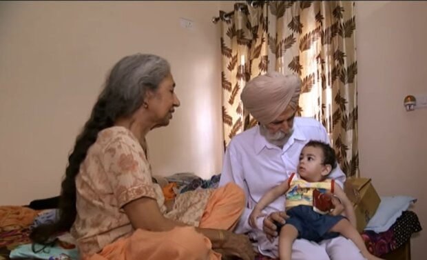 Daljinder Kaur mit ihrem Mann und ihrem Sohn. Quelle: Screenshot Youtube