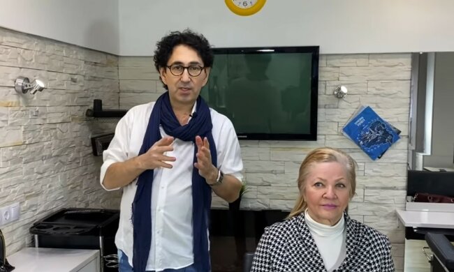 Ältere Frau hat Sehprobleme und ihr Mann beschließt, Friseur zu werden, um ihr die Haare zu machen