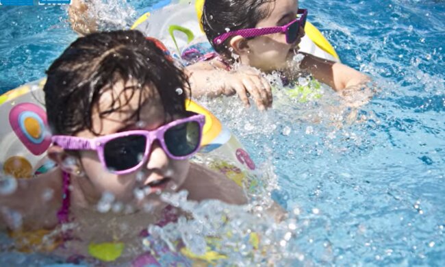 Die fremden Kinder sind in diesem Haus nicht willkommen. Quelle: Screenshot YouTube