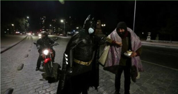Es gibt Superhelden: Wie ein Mann in einem Batman-Anzug Obdachlosen warmes Essen gibt