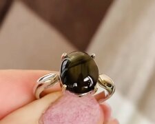 Junge Frau kaufte auf einem Straßenmarkt einen Ring mit einem riesigen Stein für ein paar Euro: Der Juwelier riet, den "Stein" zu überprüfen