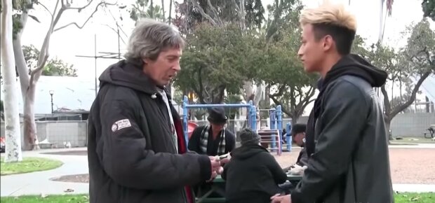 Der Obdachlose bekam 100 Euro, und man begann, ihn zu beobachten: er hat eine noble Sache getan