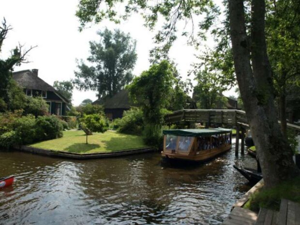 Die Bewohner eines niederländischen Dorfes haben keine Straßen und fahren nur über das Wasser