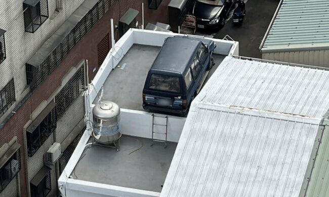 Einen Kran gemietet: Ein Mann parkte einen Lieferwagen auf dem Dach eines Hauses, um Geldstrafen zu vermeiden