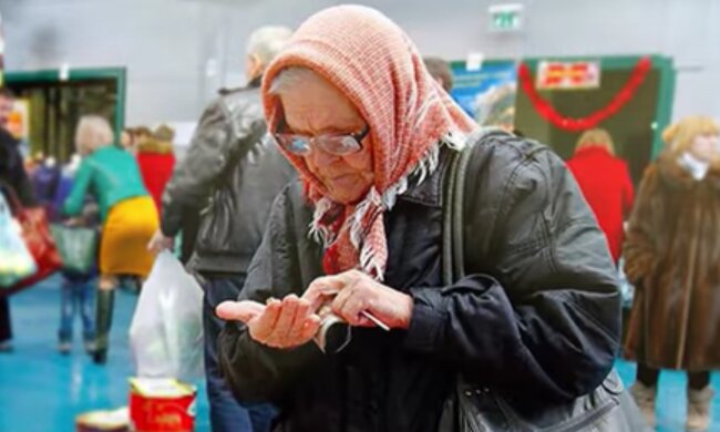 Oma wählt die billigsten Lebensmitteln im Supermarkt aus. Quelle: Screenshot Youtube