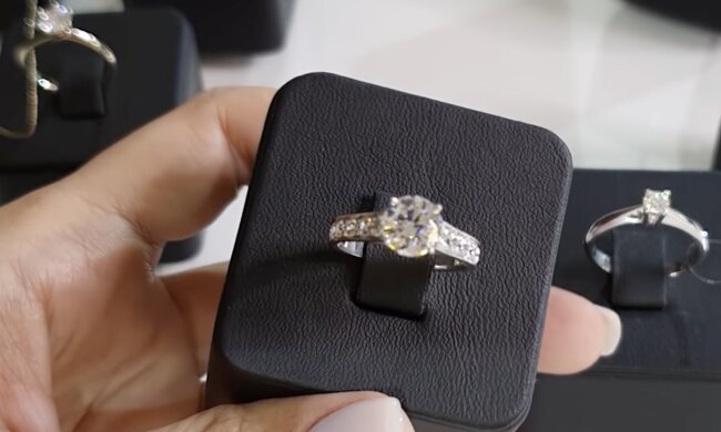 Eine Frau beklagte sich darüber, dass ihr Freund ihr einen Heiratsantrag mit einem sehr kleinen Ring gemacht hatte