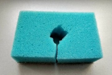 Ich war sehr überrascht, als ich sah, wie meine Freundin ein Loch in einem Schwamm schneidet, um Geschirr zu spülen. Jetzt mache ich selbst genau dasselbe