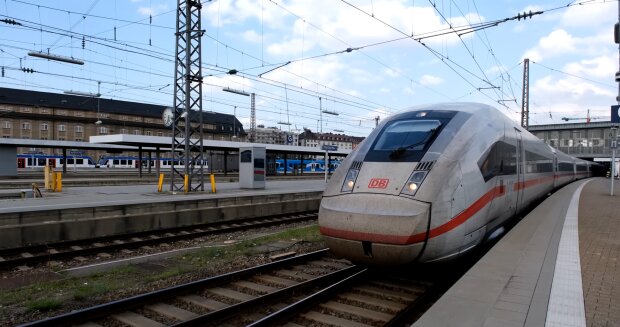 Ex-Bosse gehen mit prall gefüllten Taschen. Quelle: Youtube Screenshot