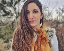 Haupttrieb: Mutter geht mit einem neun Monate alten Baby hinter ihrem Rücken auf die Jagd