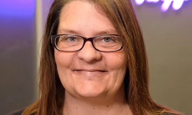 Viele Jahre lang konnte es sich die Frau nicht leisten zu lächeln. Quelle: Screenshot YouTube