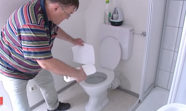 Er schrubbt sein WC zehnmal täglich. Quelle: Youtube Screenshot
