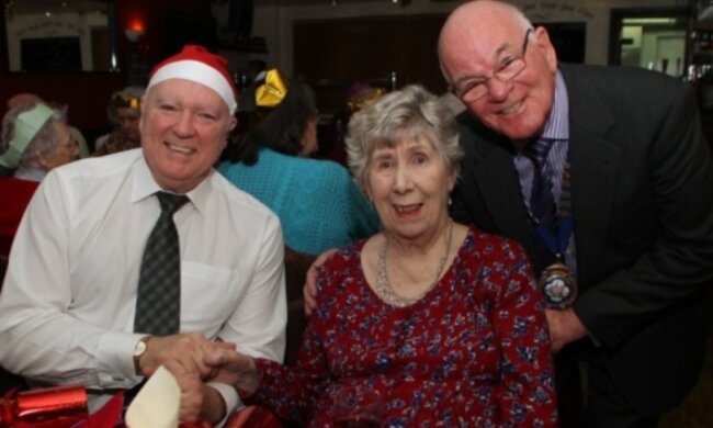 Warum eine Rentnerin ein Café mietet und das Abendessen für 50 Unbekannten bezahlt