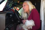 Das Schicksal einer 60-jährigen Frau, die mit ihrem Hund im Auto lebt. Quelle: Youtube Screen