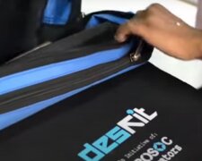 Eine Tasche, die sich in einen Schreibtisch verwandelt: eine praktische Erfindung für Schulkinder in Indien