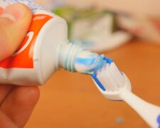 Zahnbürste und Zahnpasta. Quelle: Screenshot YouTube