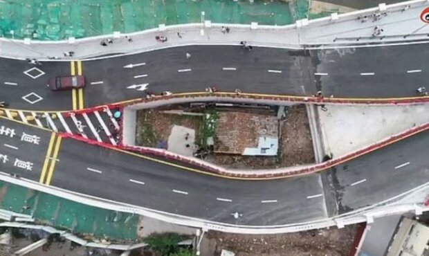 In China wurde eine große Autobahn um das Haus einer ...