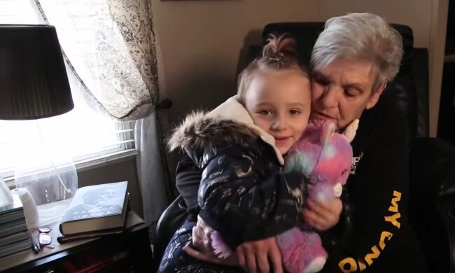 Oma statt Mama. Quelle: Youtube Screenshot