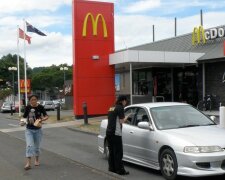 Eine Frau wurde beim Mc Drive in der Schlange gedrängt, und sie rächte sich höflich. Die Unruhestifterin bleibt ohne Nahrung und wird sie auch nicht bald bekommen