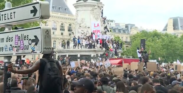 Europa kann nicht überleben: Tausende von Protesten in London und Paris eskalierten zu Zusammenstößen mit der Polizei