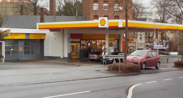 Benzinexplosion macht das Büro überflüssig. Quelle: Youtube Screenshot