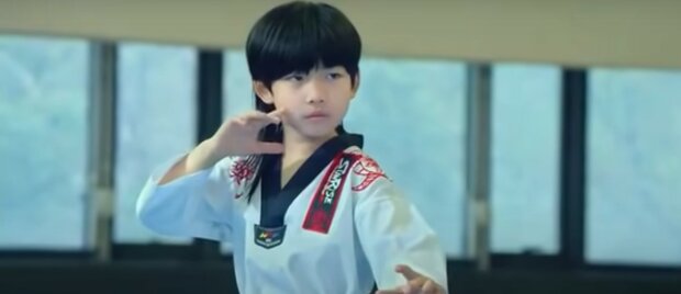 Kung Fu-Kind: dreijähriger Junge trainiert im Shaolin-Kloster, um ein Meister der Künste zu werden