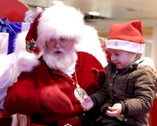 Ein dreijähriges Mädchen kann nicht sprechen, aber es möchte unbedingt mit dem Weihnachtsmann sprechen: Der Weihnachtsmann fand einen Ausweg