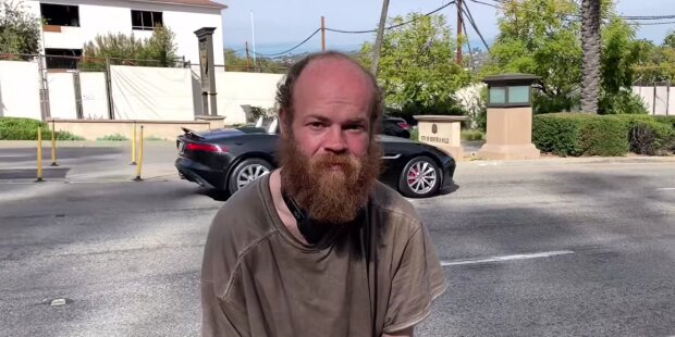 Teenager-Sohn brachte das Herz seiner Mutter zum Schmelzen, als er seine neuen Turnschuhe für 140 Euro an einen Obdachlosen verschenkte