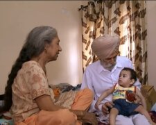 Daljinder Kaur mit ihrem Mann und ihrem Sohn. Quelle: Screenshot Youtube