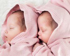 Eine Leihmutter brachte Zwillinge zur Welt, aber die biologischen Eltern weigerten sich, sie mitzunehmen: Wie das Schicksal der Kinder ausging