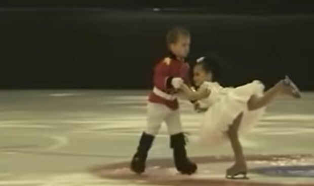 Die vierjährigen Zwillinge traten auf dem Eis mit dem Weihnachtsballett "Der Nussknacker" auf, und wurden mit Applaus überschüttet