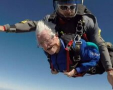 Wie eine 95-jährige Großmutter ihren Geburtstag mit einem Sprung aus einem Flugzeug gefeiert hat
