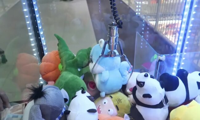 Ein Spielautomat mit Stofftieren. Quelle: Screenshot YouTube