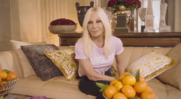 Donatella Versace. Quelle: Youtube Screenshot