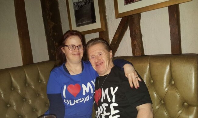 Ehepartner, die mit derselben Diagnose verbunden sind, leben seit 28 Jahren glücklich zusammen