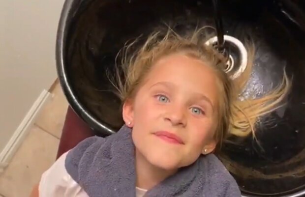 Schönheitsexperimente mit einem Kind. Quelle: Screenshot YouTube
