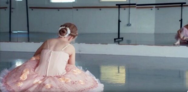 Die dreizehnjährige Ballerina tanzt trotz Beinproblemen weiter