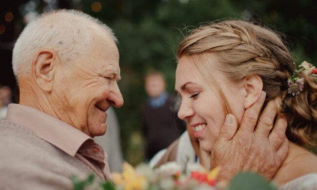 Der Großvater hat seiner Enkelin Geld für das Hochzeitskleid gegeben, doch sie glaubt, dass er nicht genug großzügig ist