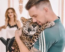 Der Mann hat einen Leoparden aus dem Zoo genommen und lebt mit ihm in eigener Wohnung