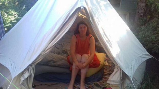 27-jähriges Frau muss wegen einer Allergie in einem Zelt leben: Im Alter von 15 Jahren wurde sie von einem Insekt gebissen