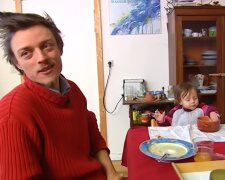Dieser Mann lebt mit Frau und Kind komplett gratis. Quelle: Youtube Screenshot