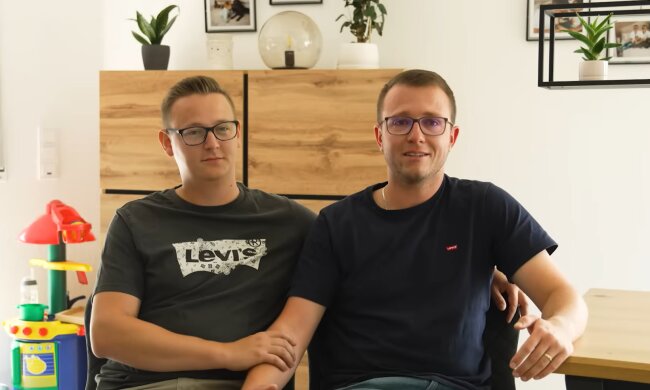 Zwei Väter. Quelle: Youtube Screenshot
