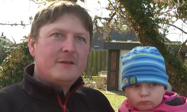 Der verwirrte Vater. Quelle: Youtube Screenshot