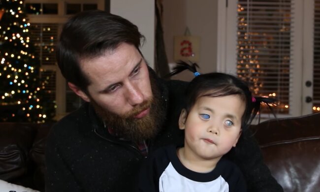 Ungewöhnliche Mädchen Primrose und ihr Vater Chris. Quelle: Screenshot Youtube