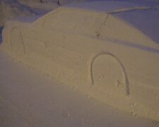 Das Auto steckt im Schnee fest und es gibt keinen Ausweg. Quelle: www. fabiosa.сom