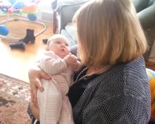 Tapfere Frau hat ihr eigenes Enkelkind ausgetragen und ihrer Tochter die Freude der Mutterschaft geschenkt